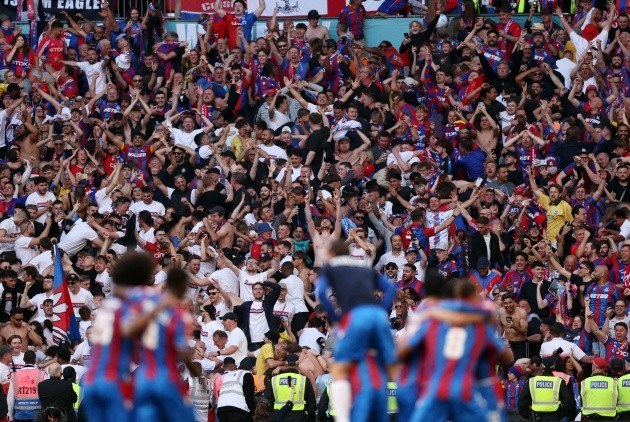 Niềm vui vỡ òa của CĐV Crystal Palace.