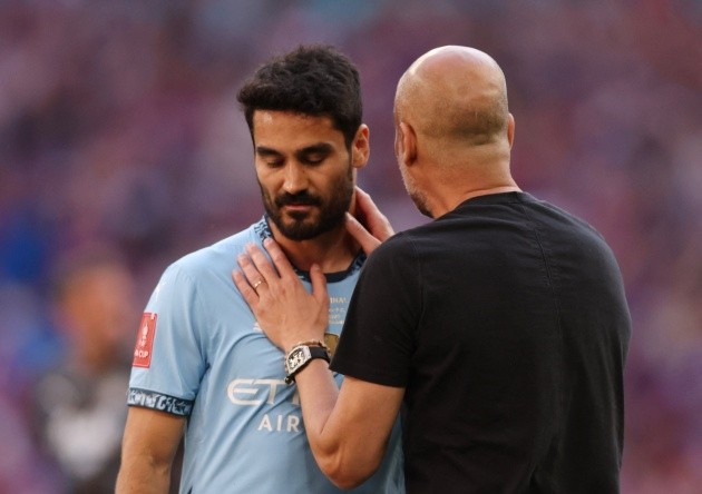Trong khi đó, HLV Guardiola phải an ủi các học trò.