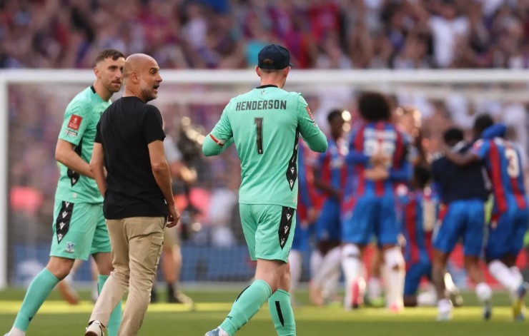 Tình huống căng thẳng giữa Pep Guardiola và Dean Henderson.