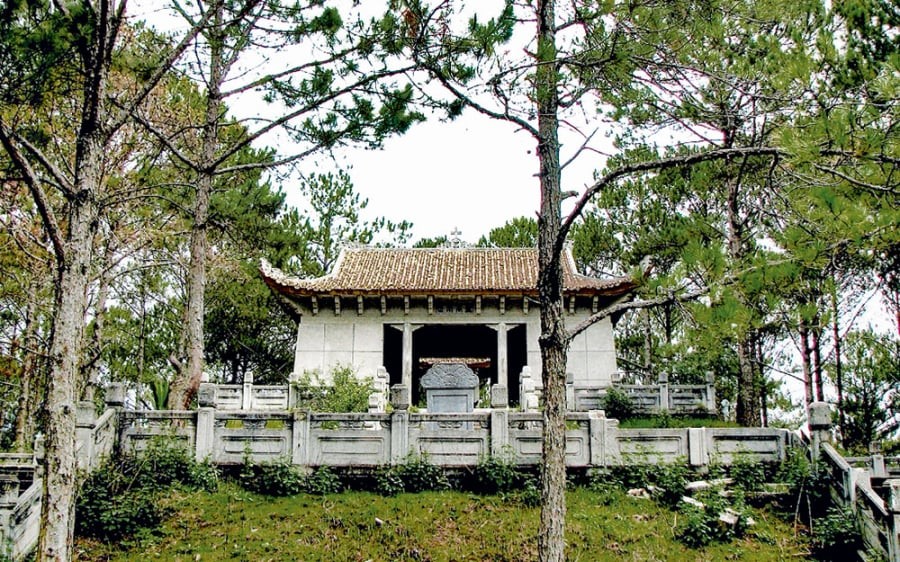 Phía sau ngôi mộ là một nhà bia nhỏ bằng đá, khắc bài minh do chính hoàng hậu soạn năm 1939