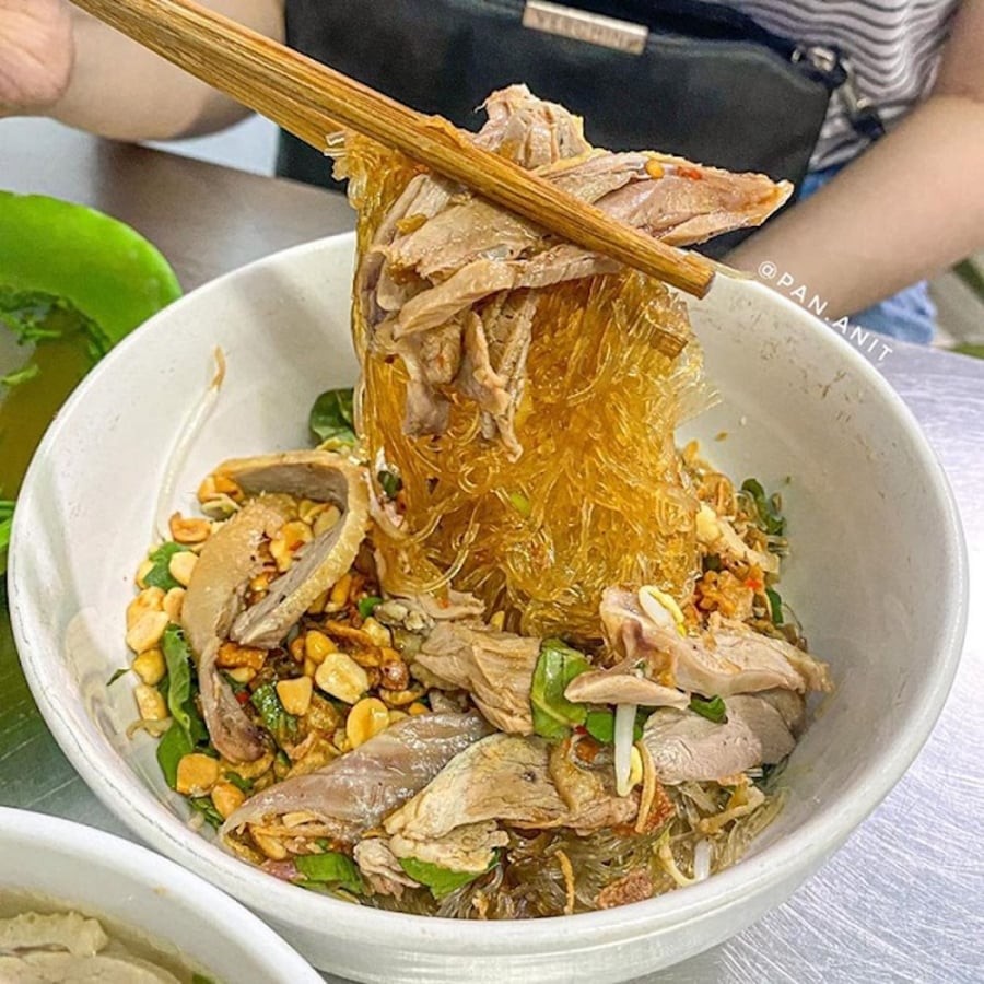 Miến trộn – lựa chọn cho những ai muốn một bữa sáng lạ miệng, không ngấy mà vẫn đầy đặn.