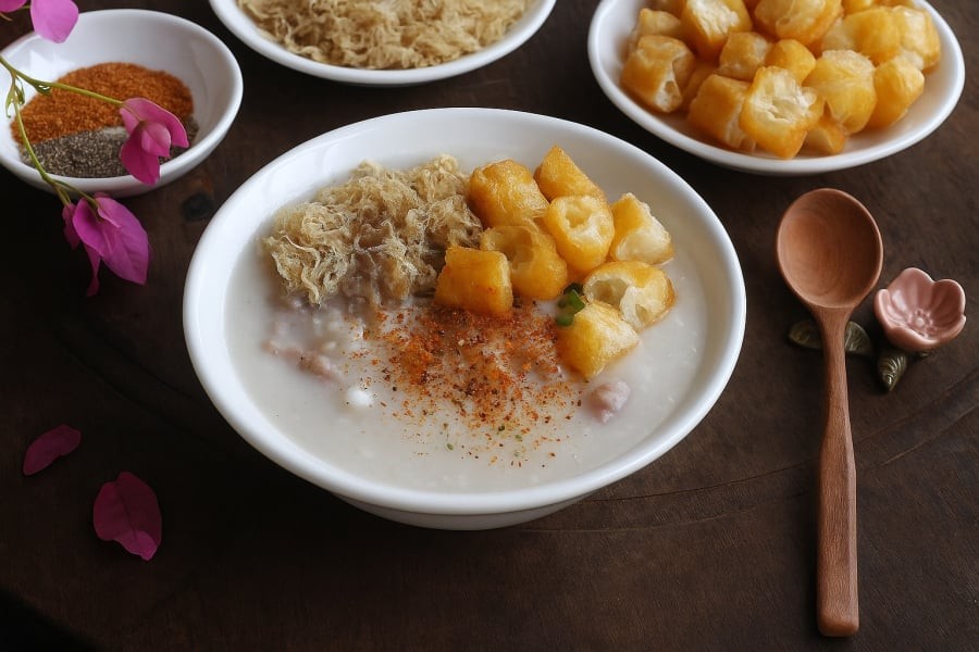 Cháo sườn sánh mịn – lựa chọn ấm lòng cho những sáng se lạnh Hà Nội.