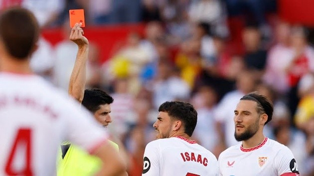 Sevilla nhận 2 tấm thẻ vàng khiến trận đấu đi vào bế tắc.