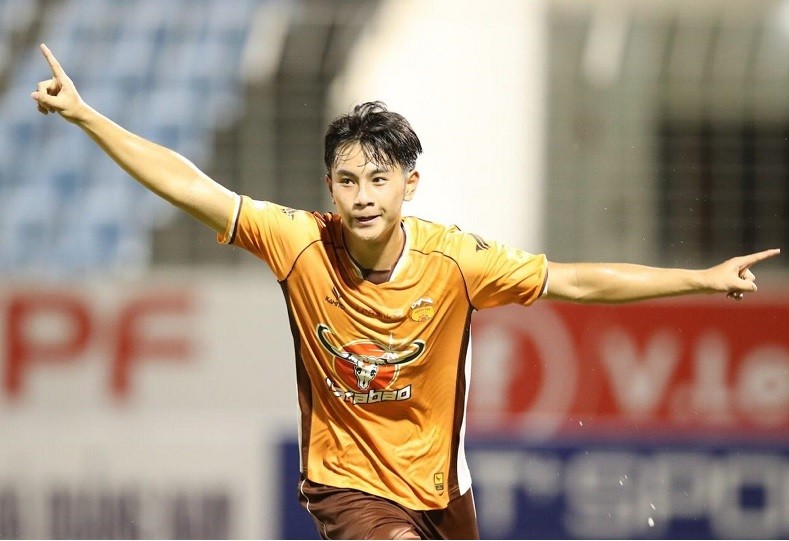 Gia Bảo có trận đá chính đầu tiên ở V.League.