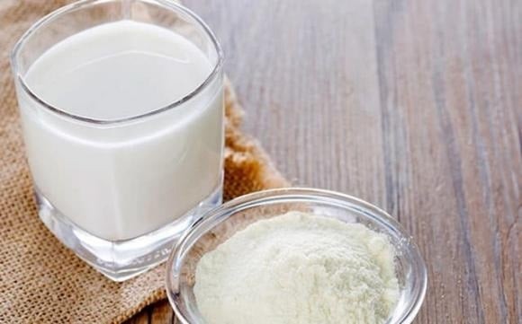 Sữa có hương vị là sản phẩm được bổ sung thêm các thành phần như sô cô la, dâu tây, vani, giúp tạo vị ngọt và thu hút khẩu vị, đặc biệt là trẻ em.