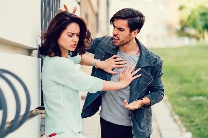 Người phụ nữ này tựa như cơn gió thoảng, đến nhẹ nhàng nhưng chẳng bao giờ biết chắc sẽ ở lại bao lâu.