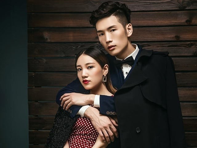 Cô ấy đang trong một mối quan hệ, nhưng lại không ngần ngại duy trì sự thân mật với bạn.