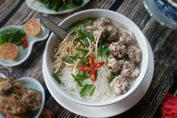 Bát bún mọc thanh đạm mà đủ đầy: nước dùng trong veo, viên mọc thơm mộc mạc, ấm bụng ngày mới.