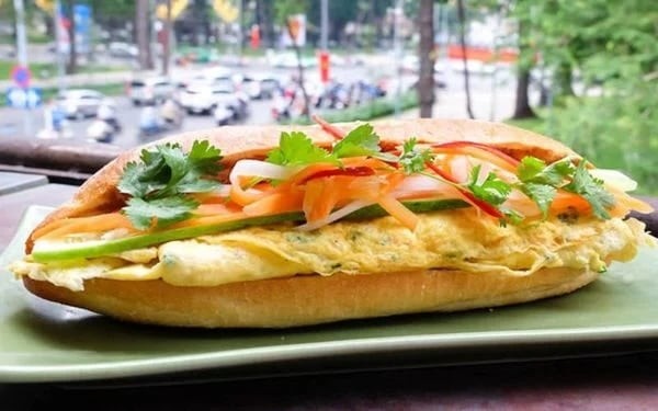Ổ bánh mì trứng giòn rụm, trứng béo ngậy – món “quốc dân” sáng nào cũng đông khách.