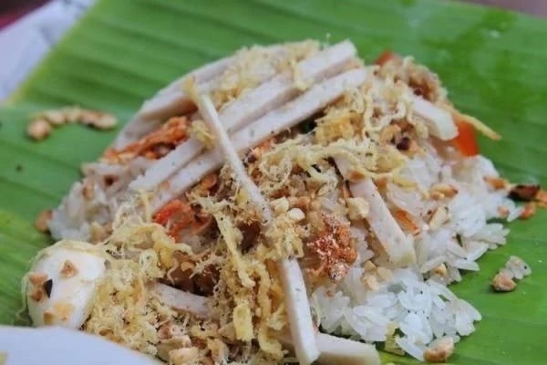 Gói xôi mặn với chả, lạp xưởng, ruốc và hành phi – bữa sáng no nê cho dân công sở bận rộn.