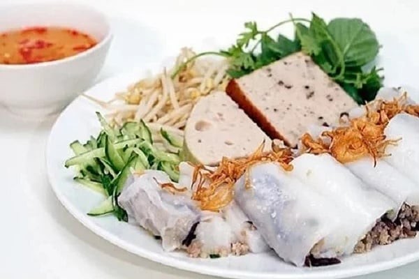 Dẻo thơm lớp bánh tráng tay, chan nước mắm ấm nóng – bánh cuốn sáng sớm mang đậm hồn Hà Nội.