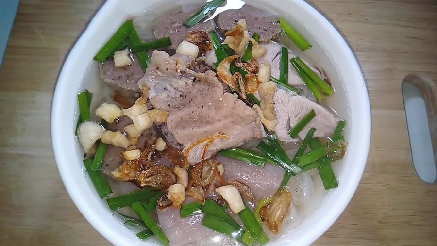 Tô hủ tiếu gõ bình dân với nước dùng ngọt thanh và topping đơn giản – món sáng thân quen của người Sài Gòn.