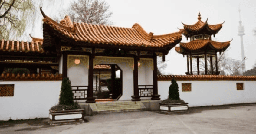 Trước cửa nhà 3 thứ to nghèo khổ