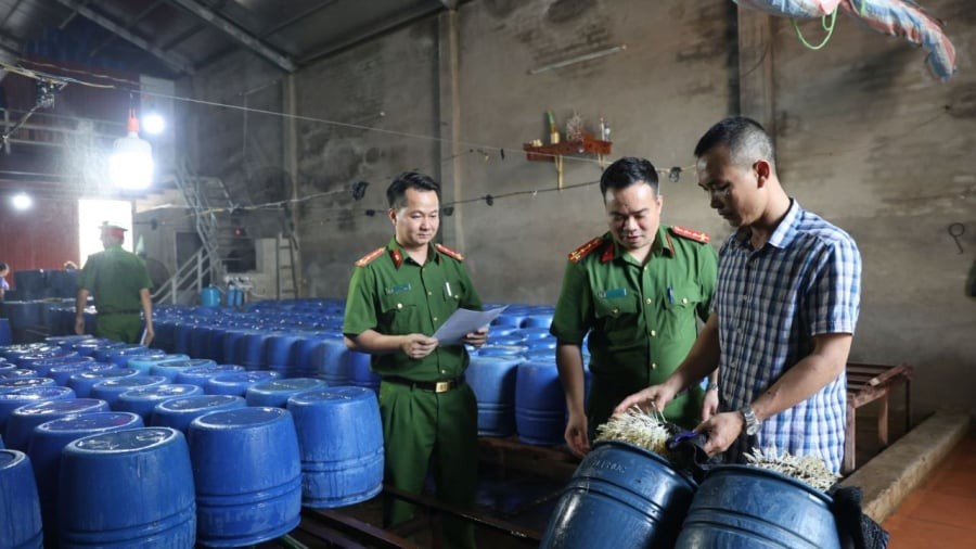 Nguyễn Văn Tân (áo kẻ) bị khởi tố