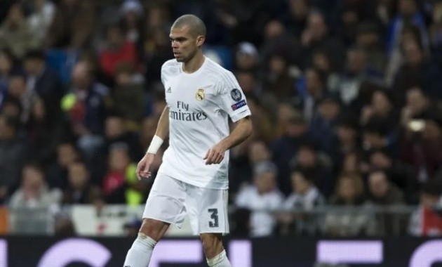 Pepe trong màu áo Real Madrid.