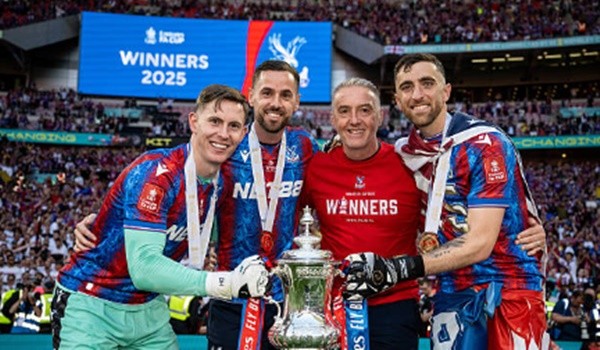 Dean Henderson đã rời MU và gặt hái danh hiệu với Palace.