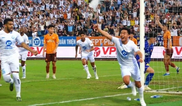 Nam Định tiến bước dài tới ngôi vô địch.