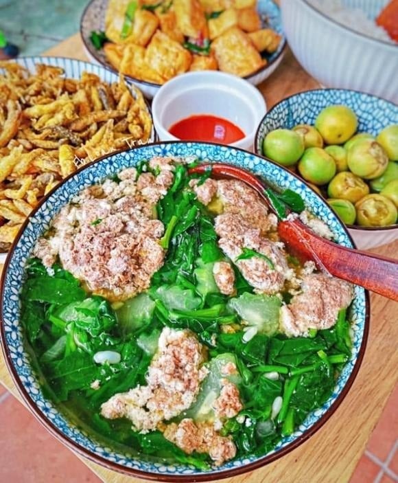 Nấu rau mồng tơi cùng đậu nành, đậu phộng và xương ống lợn.