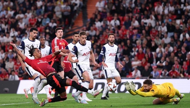Leny Yoro là một trong những cầu thủ chơi năng nổ nhất của Manchester United trận chung kết Europa League.