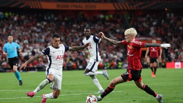 Hàng công MU không thể một lần xuyên phá hàng thủ Spurs.
