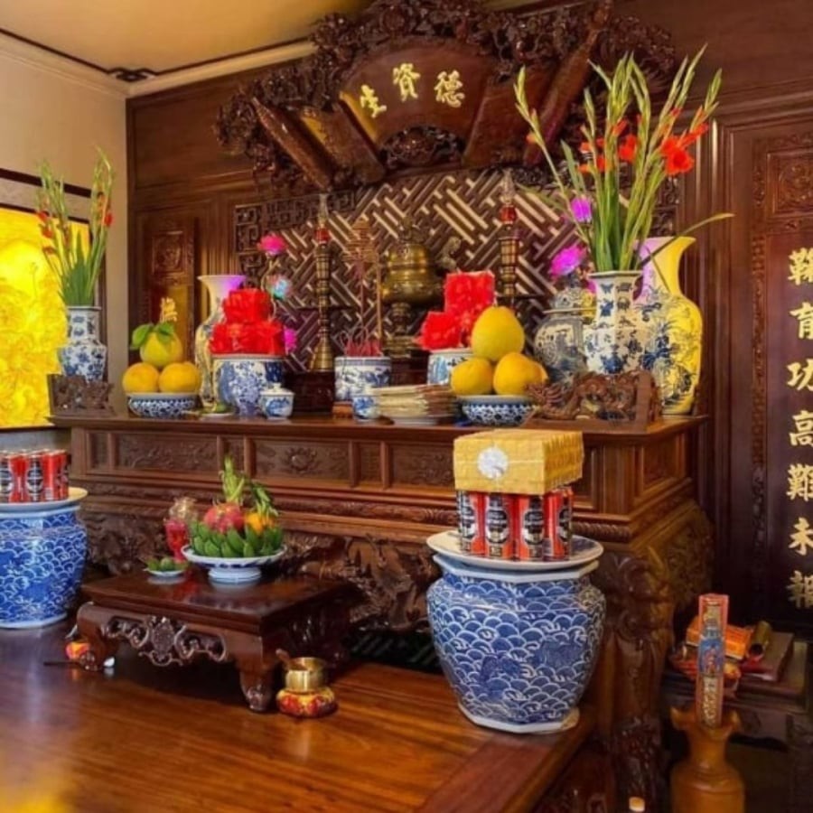 Gia đình chăm sóc ban thờ nuôi dưỡng trân trọng biết ơn