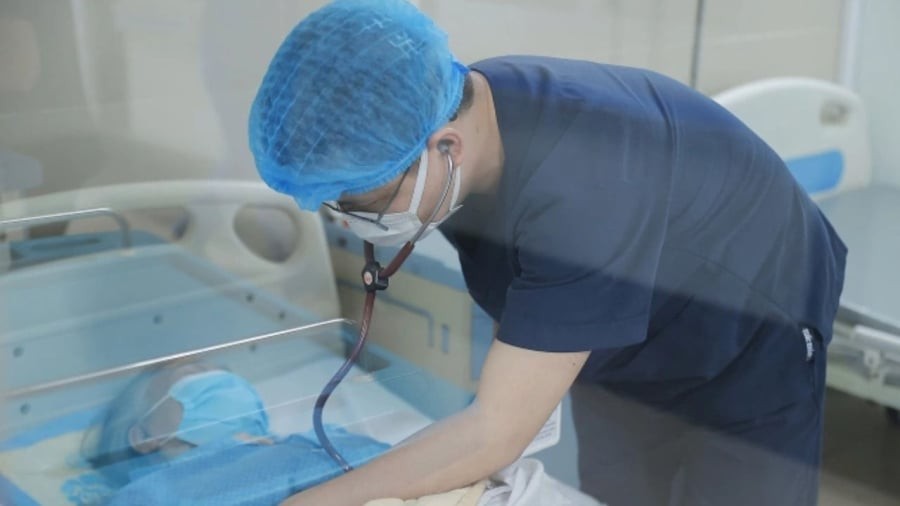 Chăm sóc bệnh nhân Covid-19 tại bệnh viện Thanh Nhàn. Ảnh bệnh viện cung cấp