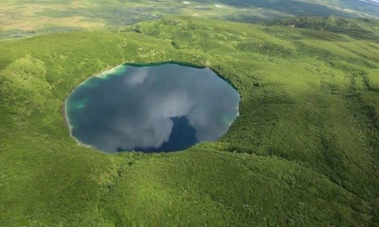 Ẩn mình trong vùng hoang dã Katmai, Alaska, miệng hố Savonoski được phát hiện từ sau vụ phun trào núi lửa Novarupta năm 1912
