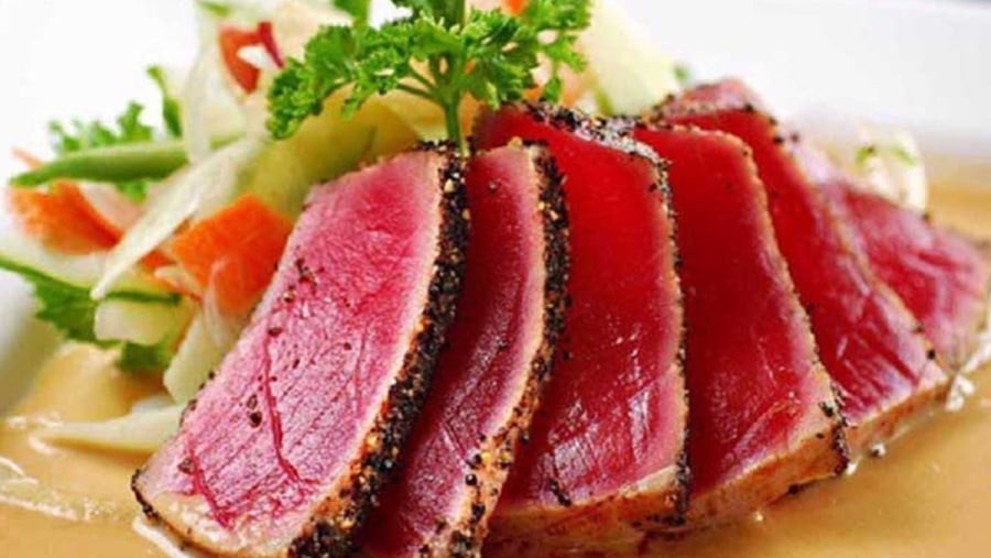 Một điểm đáng lưu ý là cá ngừ có lượng protein cao hơn cá hồi, nhưng ít béo hơn, rất phù hợp cho người ăn kiêng hoặc theo đuổi lối sống lành mạnh