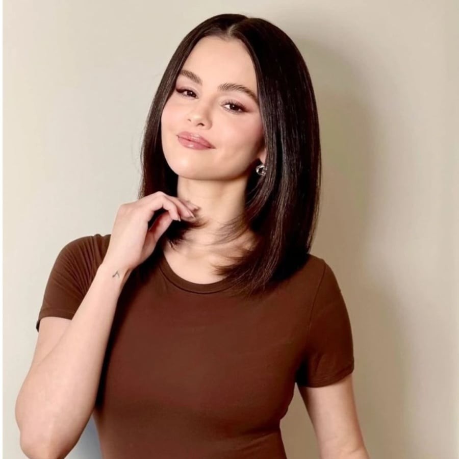 Tóc ngắn ngang vai uốn cụp tạo linh hoạt và hợp gương mặt tròn như Selena Gomez