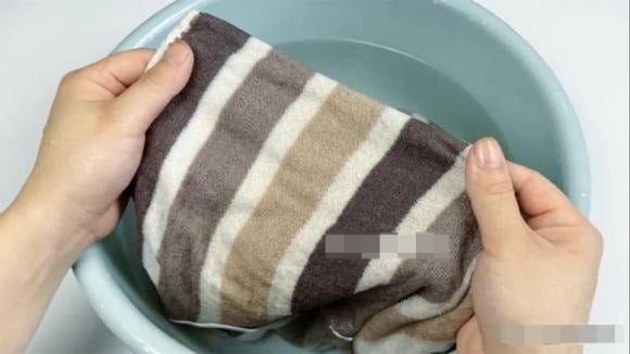 Nước sôi sẽ giúp hòa tan baking soda, giấm trắng và chất tẩy rửa, làm tăng hiệu quả làm sạch.