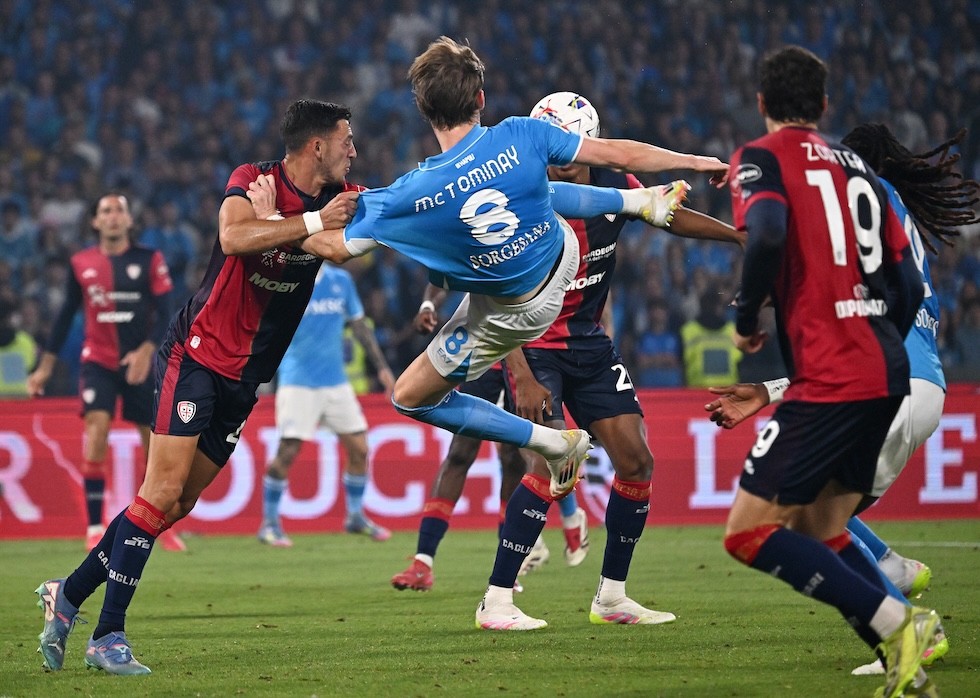 Scott McTominay mở tỷ số ở trận này. Sau đó, một cựu cầu thủ khác của MU, Romelu Lukaku cũng lập công, ấn định chiến thắng 2-0 cho Napoli. Như vậy, đội bóng của HLV Antonio Conte chính thức đăng quang Serie A, vượt qua Inter Milan đúng một điểm.