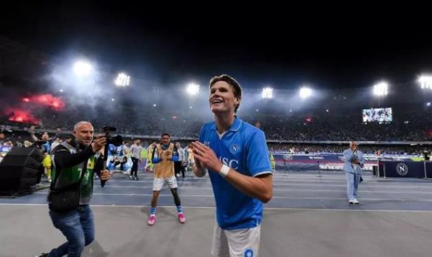 Niềm vui khó tả của Scott McTominay. Anh là thương vụ trên cả tuyệt vời của Napoli. Tiền vệ người Scotland đã có 13 bàn thắng  trong mùa giải đầu tiên khoác áo Napoli, trong đó có 6 bàn ở 7 vòng cuối giúp đội nhà bứt phá ngoạn mục.