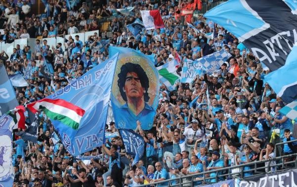 Khán đài Diego Armando Maradona thực sự bùng nổ.