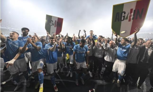 Cầu thủ Napoli hân hoan với chức vô địch.