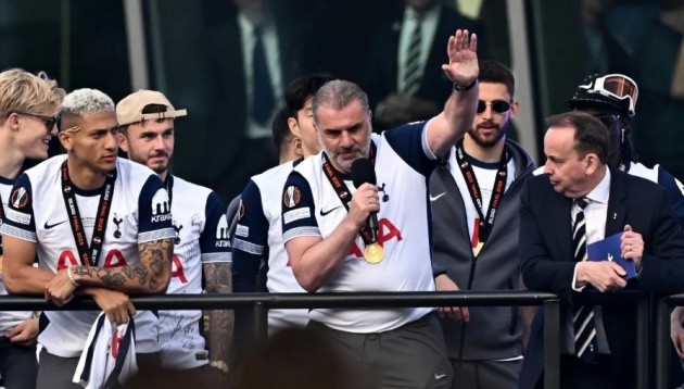 HLV Postecoglou hào hứng cùng các học trò.