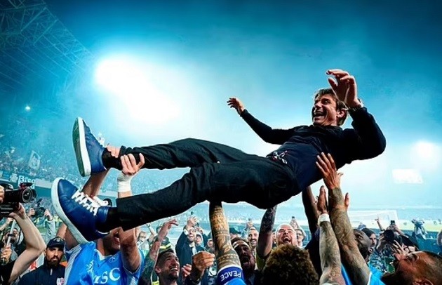 Conte giúp Napoli vô địch Serie A một cách bất ngờ.