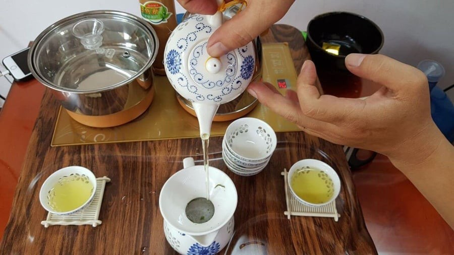 Nhiệt độ lý tưởng để pha trà xanh chỉ nên nằm trong khoảng 70 - 85 độ C. Đây là mức nhiệt đủ để làm chín lá trà, giải phóng tinh chất, nhưng vẫn giữ được hương vị dịu nhẹ, trong trẻo và thanh mát.