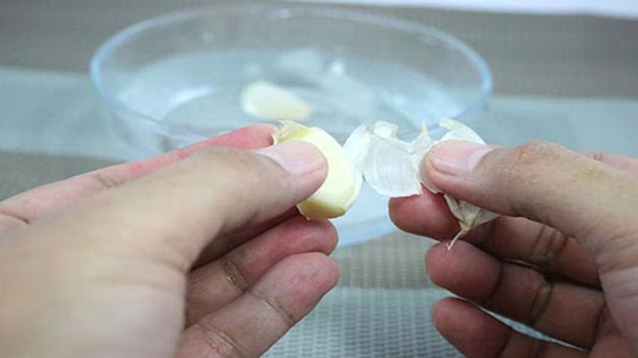 Sơ chế đúng cách giúp tỏi không bị xanh lại giòn