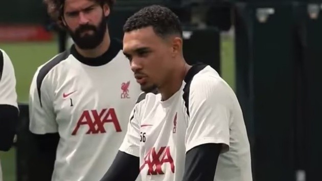 Alexander-Arnold chia tay các đồng đội trên sân tập.