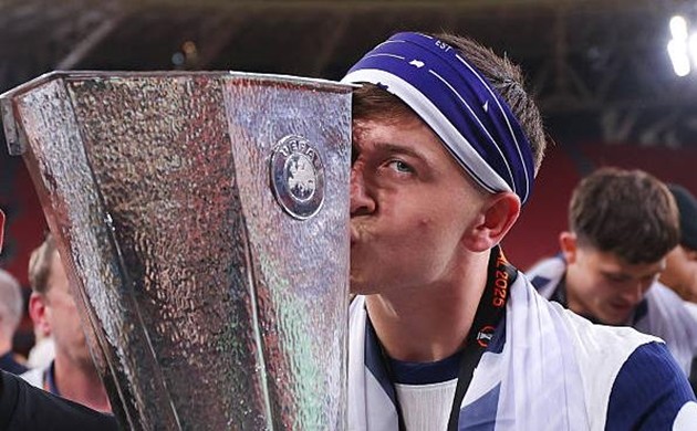 Mickey Moore vô địch Europa League cùng với Tottenham Hotspur.