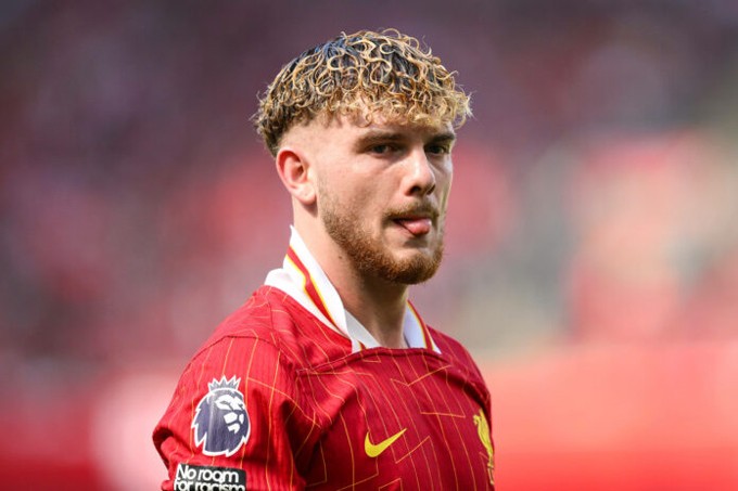 Harvey Elliott đứng trước cánh cửa rời Liverpool.