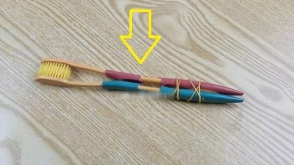 Thay vì tách các loại hạt vỏ cứng bằng tay, bạn có thể dùng hai bàn chải đánh răng cũ.