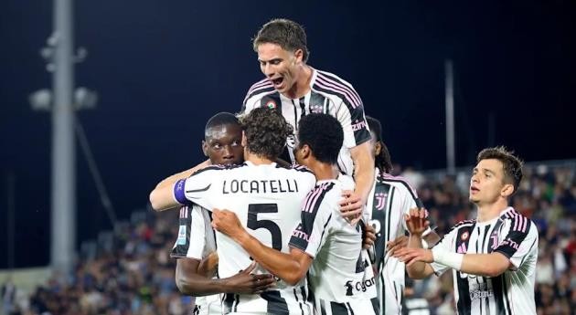 Juventus vào top 4 với 1 điểm nhiều hơn Roma.