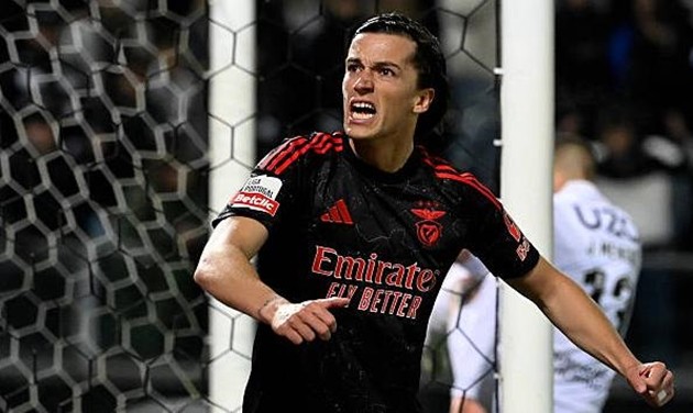 Slvaro Carreras có thể quay trở lại Manchester United.