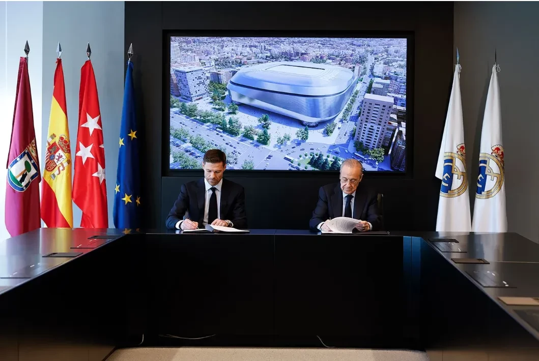 Alonso và Perez trong buổi ký kết hợp đồng.