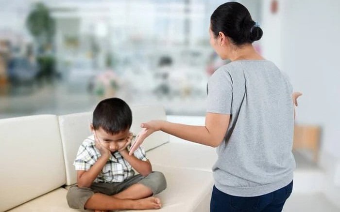 Câu nói tưởng như vô hại này thường được cha mẹ dùng khi con cư xử chưa đúng hoặc khiến người lớn không hài lòng.