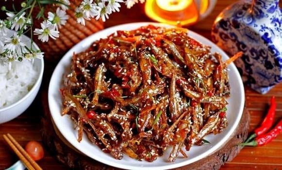 Với cá khô đóng gói, bạn nên đọc kỹ thông tin trên nhãn, bao gồm ngày sản xuất, hạn sử dụng và xuất xứ (ví dụ: Phú Yên, Kiên Giang).