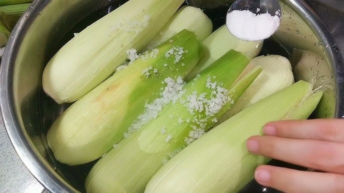 Vỏ và râu ngô cũng góp phần tạo nên mùi thơm đặc trưng, giúp bắp ngô sau khi luộc có vị ngọt thanh và hấp dẫn hơn.