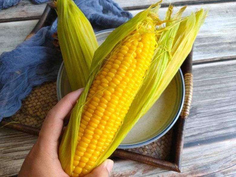Ngô (bắp) luộc là món ăn sáng quen thuộc ở khắp các vỉa hè, góc chợ. 
