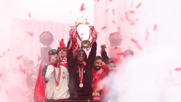 Bất chấp thời tiết ẩm ướt, các CĐV Liverpool vẫn kiên nhẫn đứng chật kín hai bên đường để chào đón các thần tượng. Nhiều người cho biết họ đến để “bù đắp” cho mùa giải 2019/20 – khi Liverpool vô địch nhưng không thể tổ chức lễ mừng công do ảnh hưởng của đại dịch COVID-19.